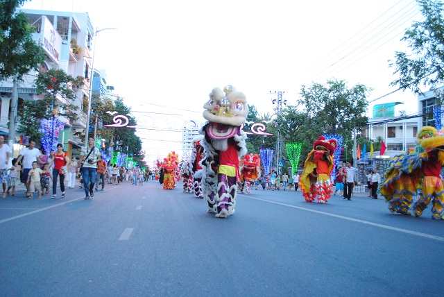 le hoi lan su rong duong pho nha trang